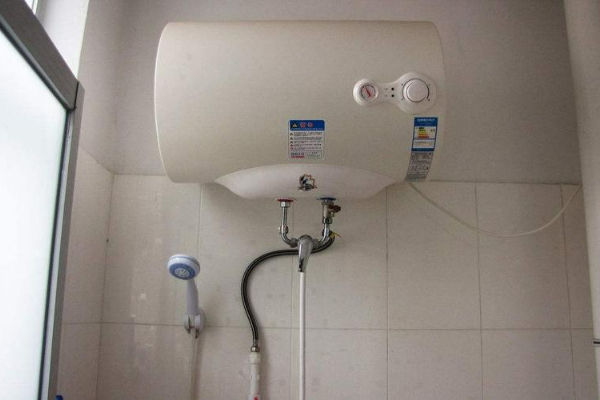 電熱水器在插上電之后居然不通電